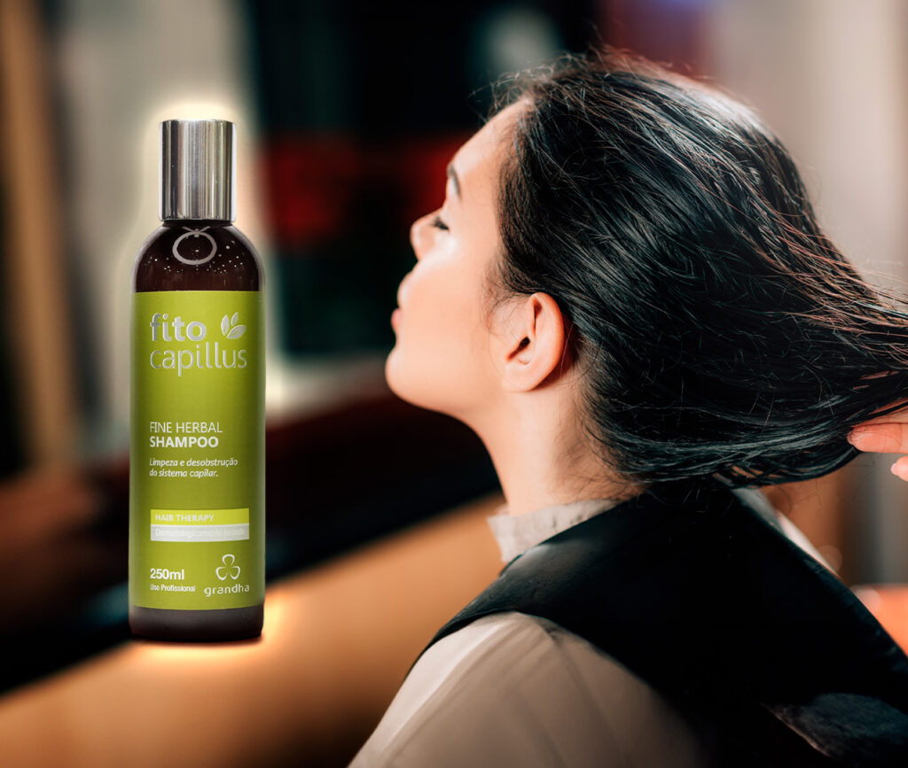Mulher com cabelo molhado sendo tratado, destacando o uso do shampoo Fito Capillus Fine Herbal, que promete limpeza e revitalização capilar sem agredir o couro cabeludo.