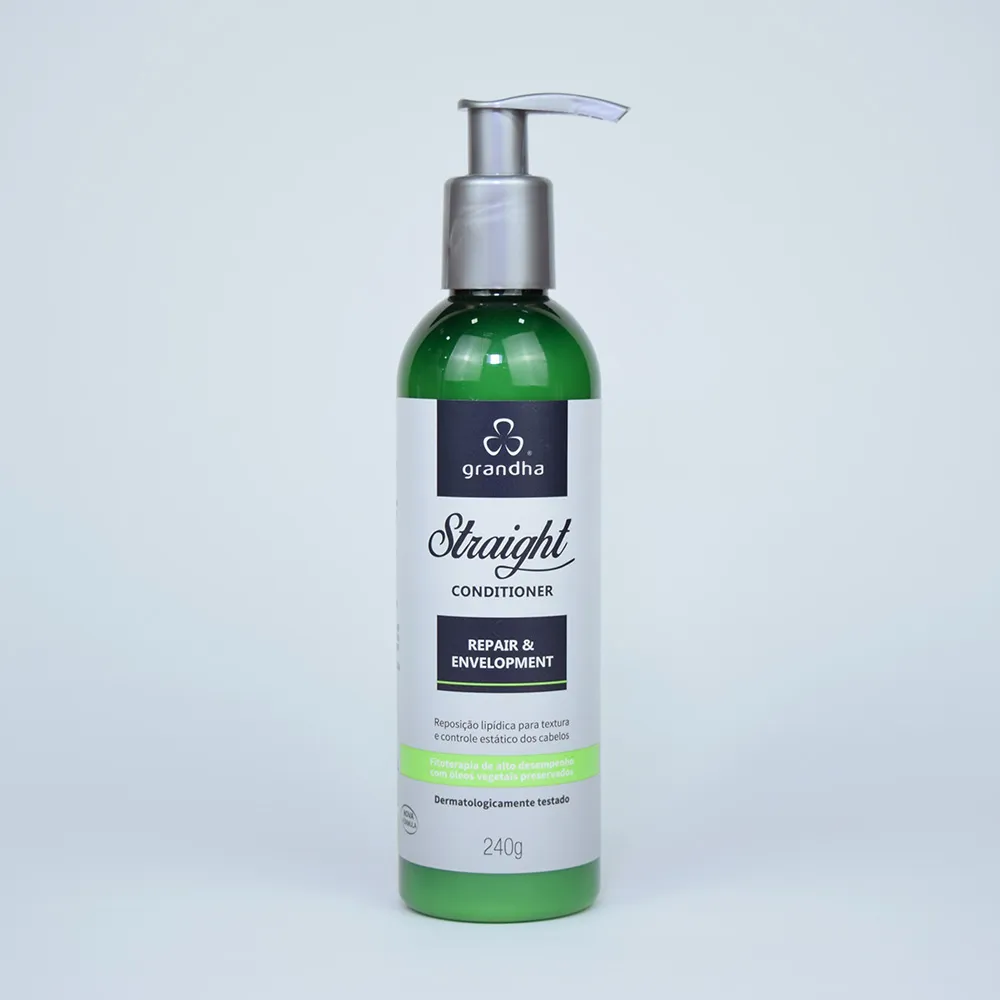 Straight Conditioner Repair & Envelopment es un acondicionador hidratante para controlar y reducir el volumen del cabello