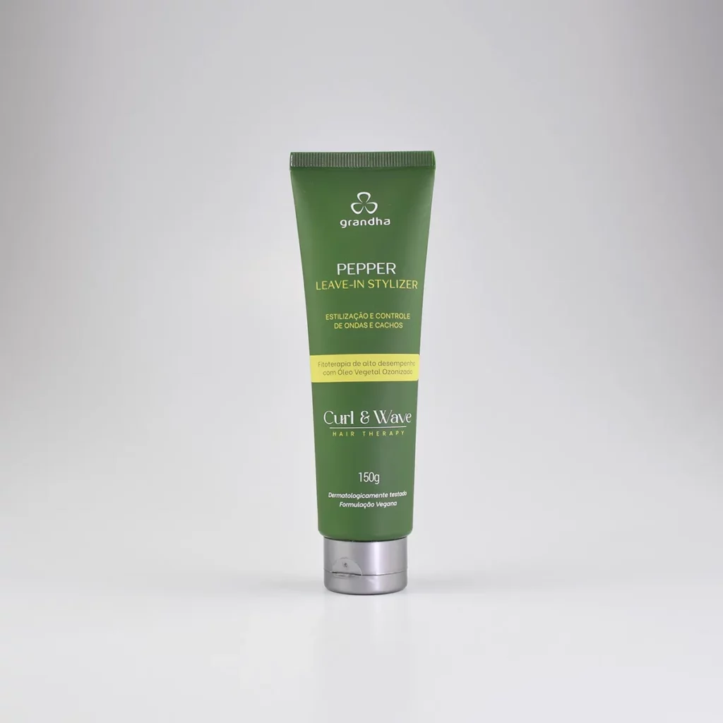 Pepper Leave-in Stylizer es un finalizador de peinado diseñado para aportar mayor definición y control al cabello encrespado y rizado