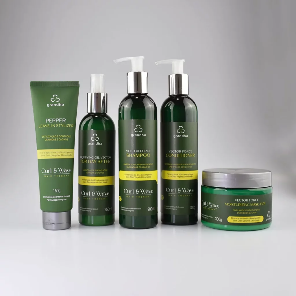 El Kit de Cuidado en Casa Curl & Wave Hair Therapy ha sido desarrollado para mantener la estructura natural de los rizos y ondas