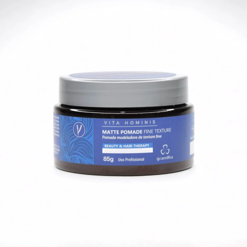 Mate Pomade Fine Texture es un bálsamo de acabado con formulación a base de agua, diseñado para proporcionar fijación y control del cabello del hombre