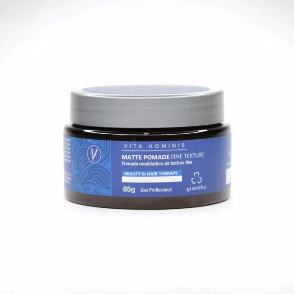 Mate Pomade Fine Texture es un bálsamo de acabado con formulación a base de agua, diseñado para proporcionar fijación y control del cabello del hombre