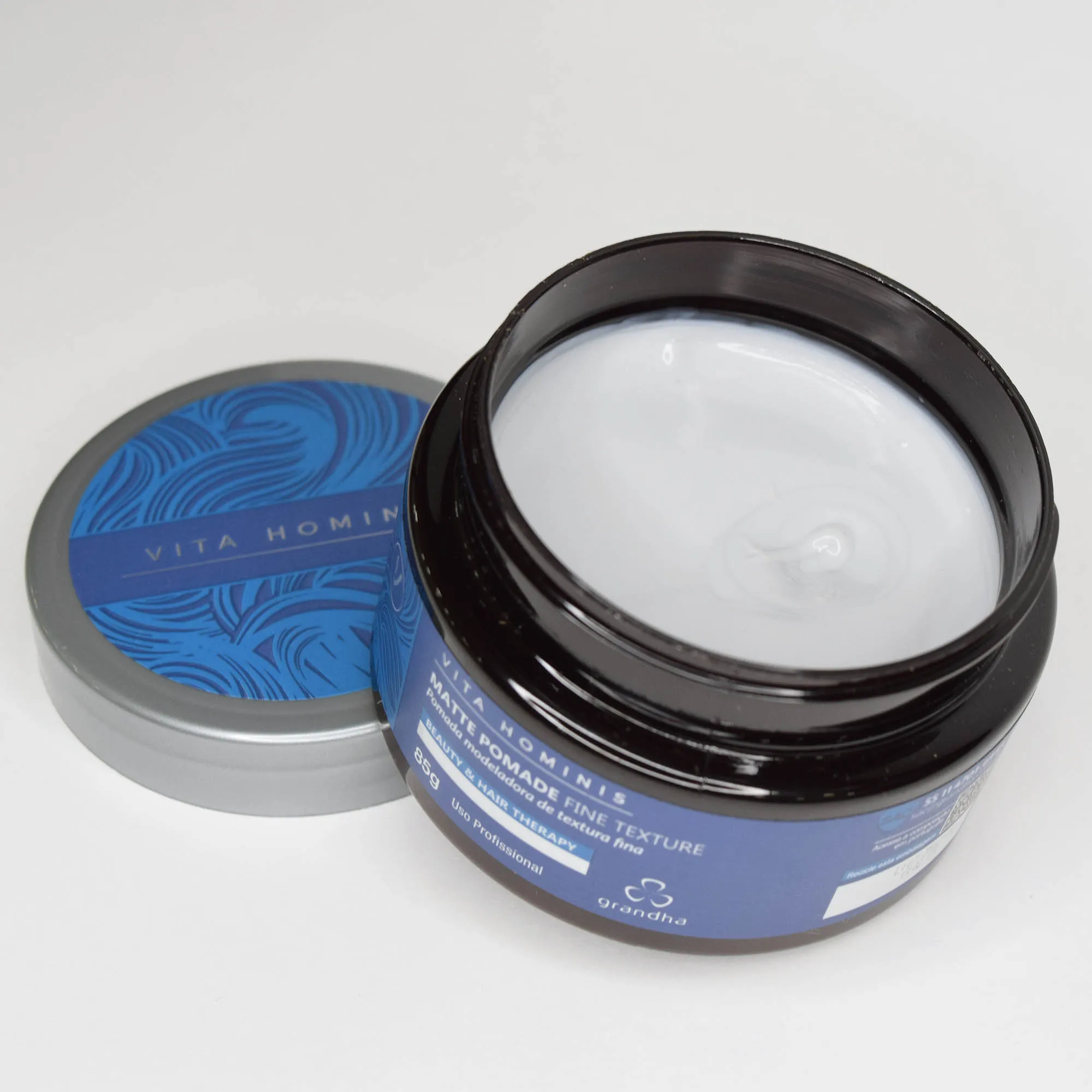 Mate Pomade Fine Texture es un bálsamo de acabado con formulación a base de agua, diseñado para proporcionar fijación y control del cabello del hombre