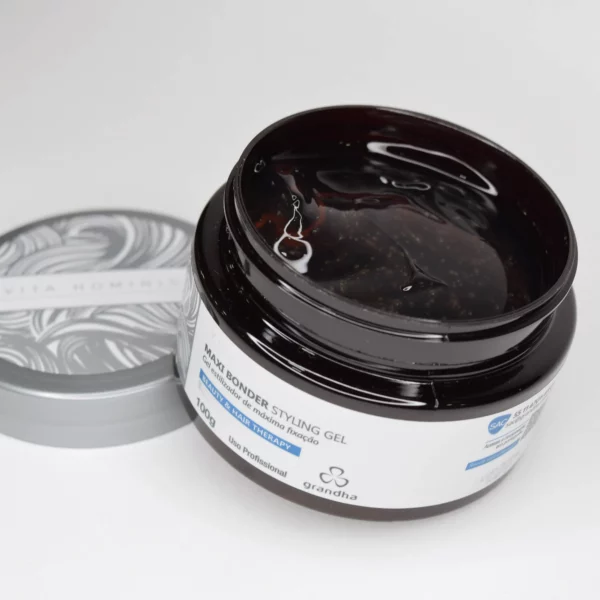 El gel de peinado Maxi Bonder presenta una fórmula minimalista de máxima fijación, diseñada para ofrecer textura, definición y control en el peinado